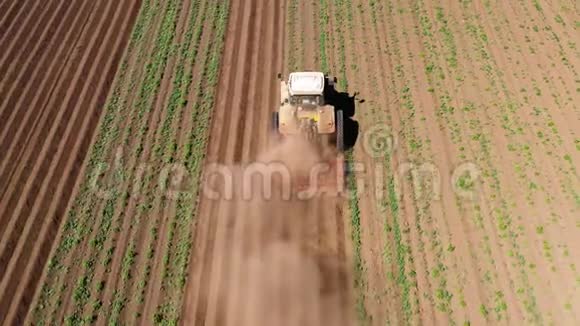 马铃薯地的农业机械耕种土地视频的预览图