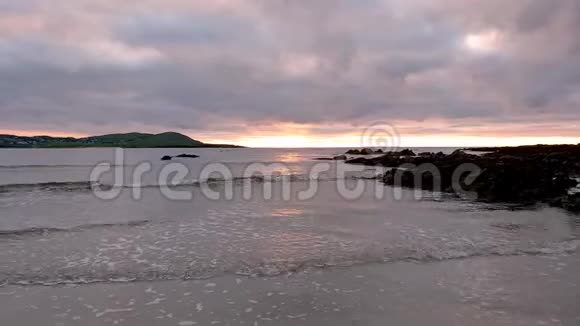 在爱尔兰唐加尔县的波尔图纳林斯特兰德是一个美丽的蓝色大旗海滩视频的预览图