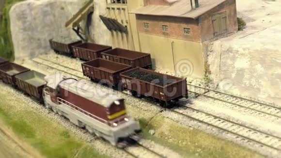 模范铁路采石场的货运站铁路运输娱乐玩具业视频的预览图