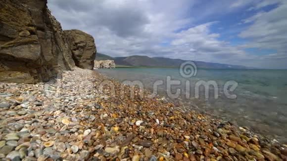 贝加尔湖岩石和淡水湖视频的预览图