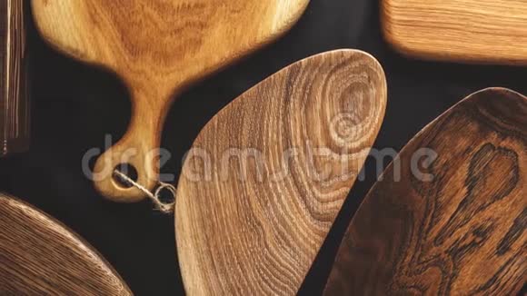丰富多样的木制空切割板和深色背景板视频的预览图