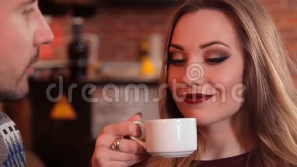 一个漂亮的男人和一个女孩在餐馆里喝咖啡说话视频的预览图