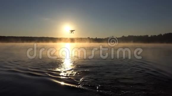 日落时一个美丽的湖和一架无人机在船上飞过视频的预览图