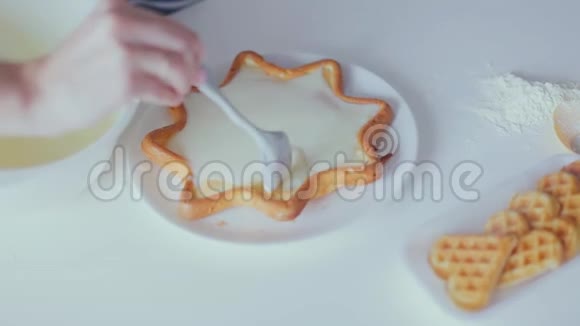 一个女人装饰一个家庭蛋糕视频的预览图