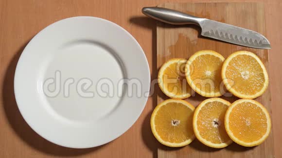 男人的手把橘子片放在盘子里视频的预览图