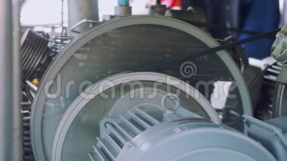 工作压缩机的视图用于填充潜水缸和角锥视频的预览图