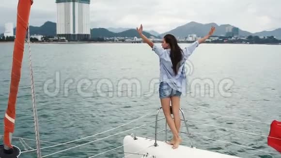 女人在空中举起双手享受游船视频的预览图