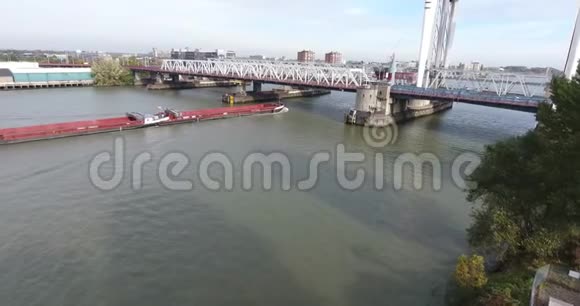 荷兰多德雷希特大桥河上的船空中射击视频的预览图