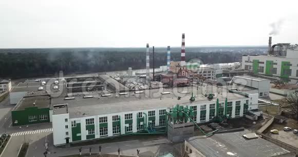 工厂烟囱里冒出的烟环境污染概念视频的预览图