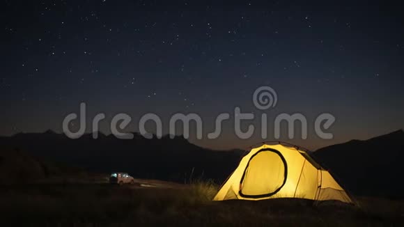 夜晚用汽车帐篷和篝火露营的时间视频的预览图