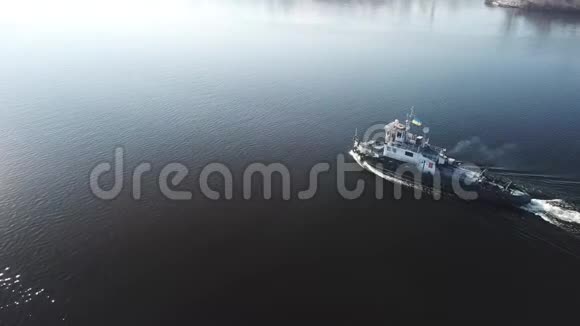 乌克兰基辅Dnipro河驳船鸟瞰图视频的预览图