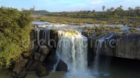 从岩石平台上的瀑布近景视频的预览图