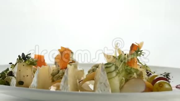 混合奶酪餐盘来自不同品种的奶酪装饰橄榄核桃生菜欧芹视频的预览图