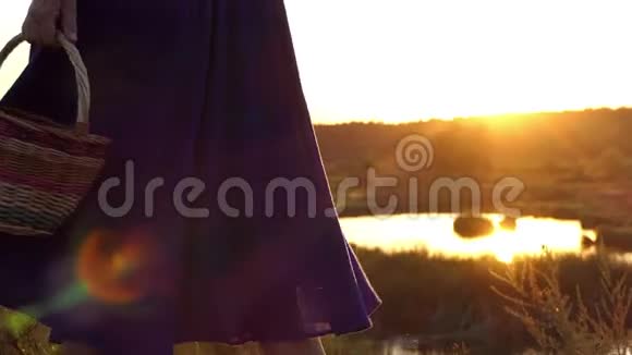 女人在邋遢的夕阳下挥挥柳条视频的预览图