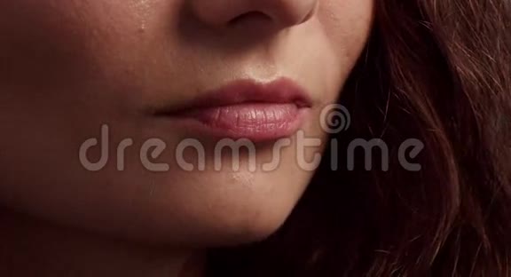 女人的嘴咬着一块巧克力松露视频的预览图