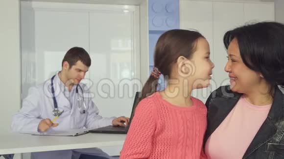 女子在儿童医院与女儿姿势视频的预览图