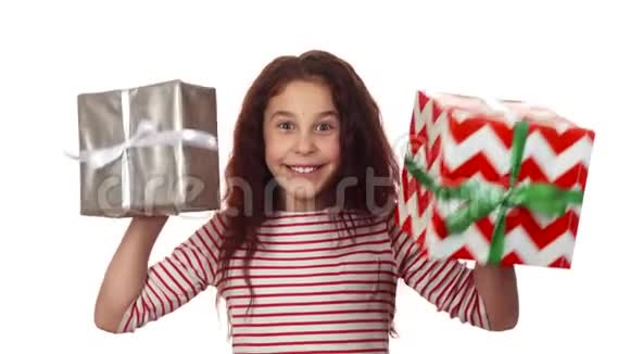 幸福的女孩手里拿着两份圣诞礼物视频的预览图