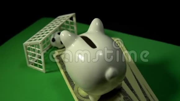 概念金钱和运动储蓄为一场比赛之旅赌足球视频的预览图