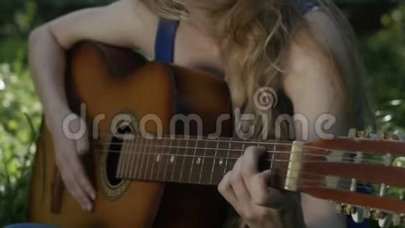 弹吉他特写的女孩的手视频的预览图