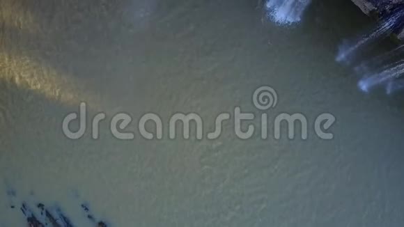 从游泳池空中景观的岩石瀑布下来视频的预览图
