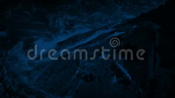 巨大的海浪冲击着夜晚的岩石视频的预览图