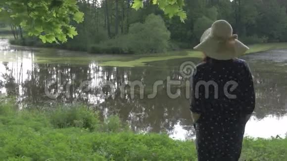 公园里一个戴帽子的女人视频的预览图
