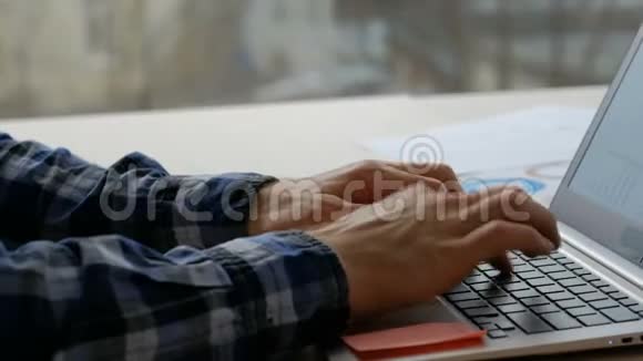办公室职员生活方式商人打字手提电脑视频的预览图