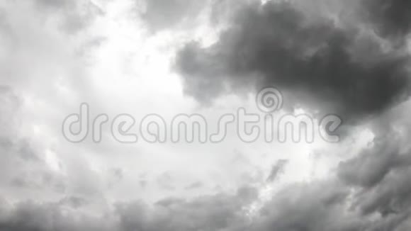 太阳和云的反射在天空上快速移动视频的预览图
