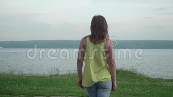 女孩站在河岸上摆出一副姿势视频的预览图