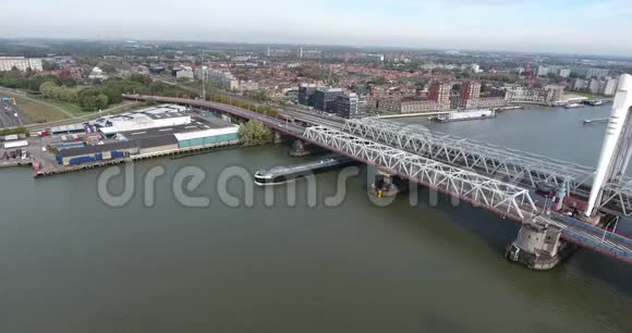 荷兰多德雷希特大桥河上的船空中射击视频的预览图