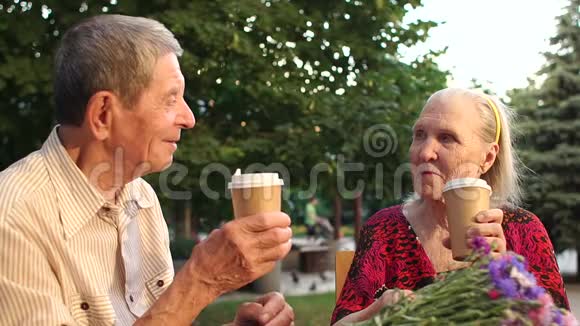 一对老夫妇在街头咖啡馆喝茶视频的预览图
