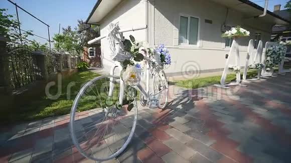 白色自行车装饰花篮视频的预览图