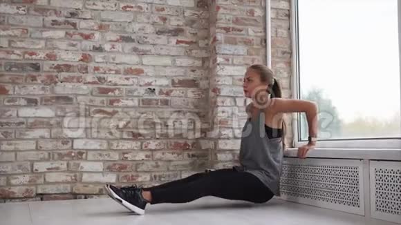 年轻女子做运动锻炼以加强手部肌肉视频的预览图