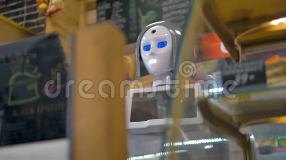 在面包店工作时对机器人的低视角视频的预览图
