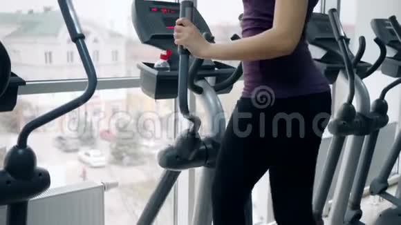 健身女性在健身时从塑料瓶中饮用矿泉水视频的预览图