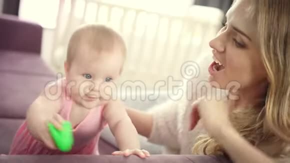 漂亮的宝贝和妈妈一起玩小孩在家玩玩具视频的预览图