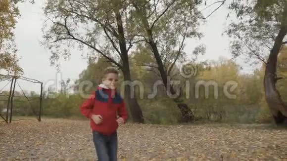两个快乐的男孩跑向对方给对方五个视频的预览图