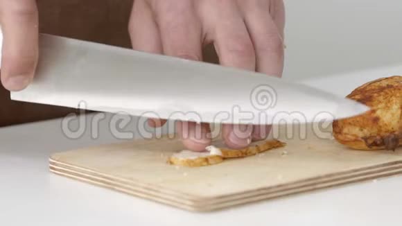 用锋利的刀在木板上缓慢地劈碎肉视频的预览图