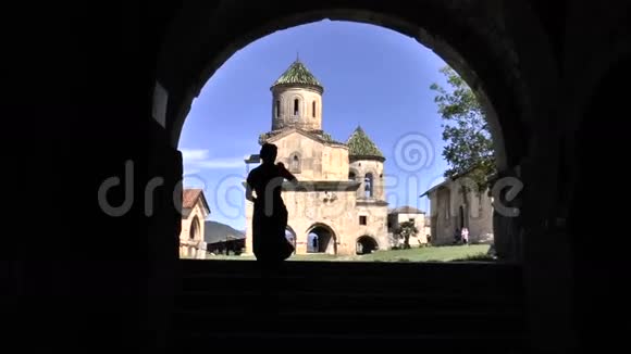 从黑暗的拱门看到教堂视频的预览图