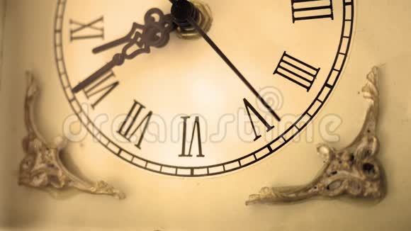 西皮亚古色古香的西罗马式时钟在3号角缓慢地滴答作响视频的预览图