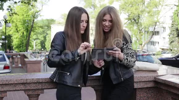 两个带平板电脑的女人视频的预览图