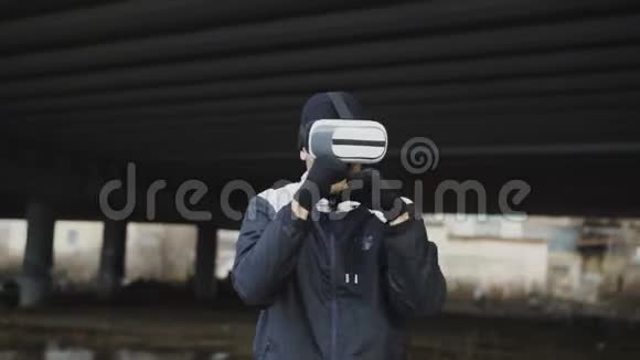 在虚拟现实中在户外的城市位置在虚拟现实中在VR360耳机训练拳击手的跟踪射击视频的预览图