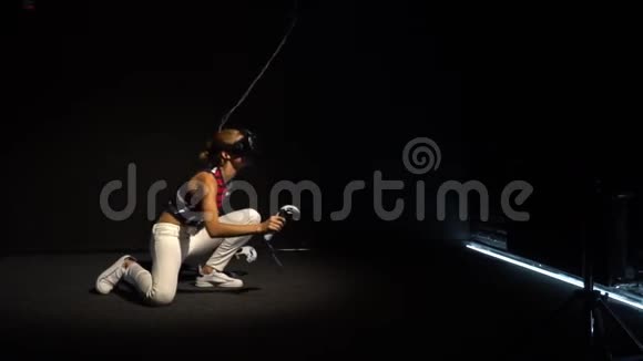 一个女孩偷偷地在黑暗的房间里玩虚拟现实眼镜视频的预览图