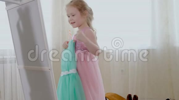 一个漂亮的小女孩穿着裙子在镜子附近旋转视频的预览图
