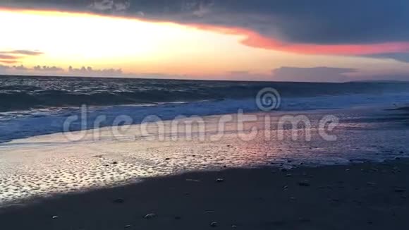 暴风雨般的天空笼罩着大海日落视频的预览图