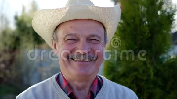 戴帽子的老人站在户外微笑视频的预览图