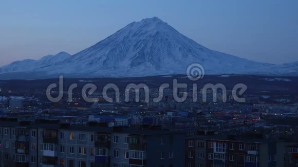 冬季城市景观夜景火山背景下的住宅区视频的预览图