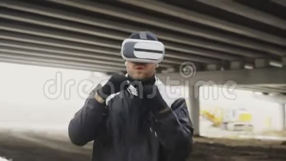 在虚拟现实中在户外的城市位置在虚拟现实中在VR360耳机训练拳击手的跟踪射击视频的预览图