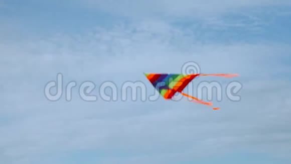 五彩斑斓的条纹风筝放飞蓝天视频的预览图