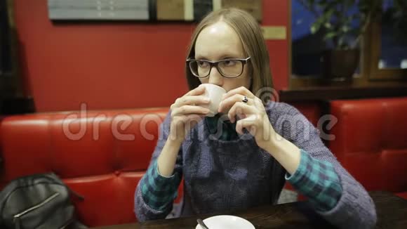 消极情绪面部表情带着眼镜的年轻女孩不喜欢她的咖啡她很生气想要一个视频的预览图